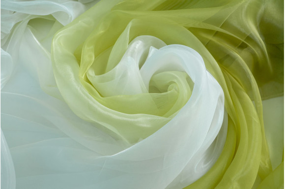 Розтяжка (карнавал) блідо-зелена відріз 4,25 метра