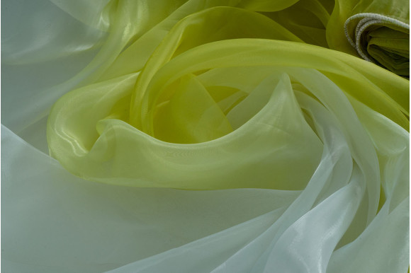 Розтяжка (карнавал) блідо-зелена відріз 4,25 метра